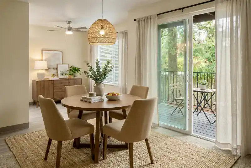 Dining & Balcony